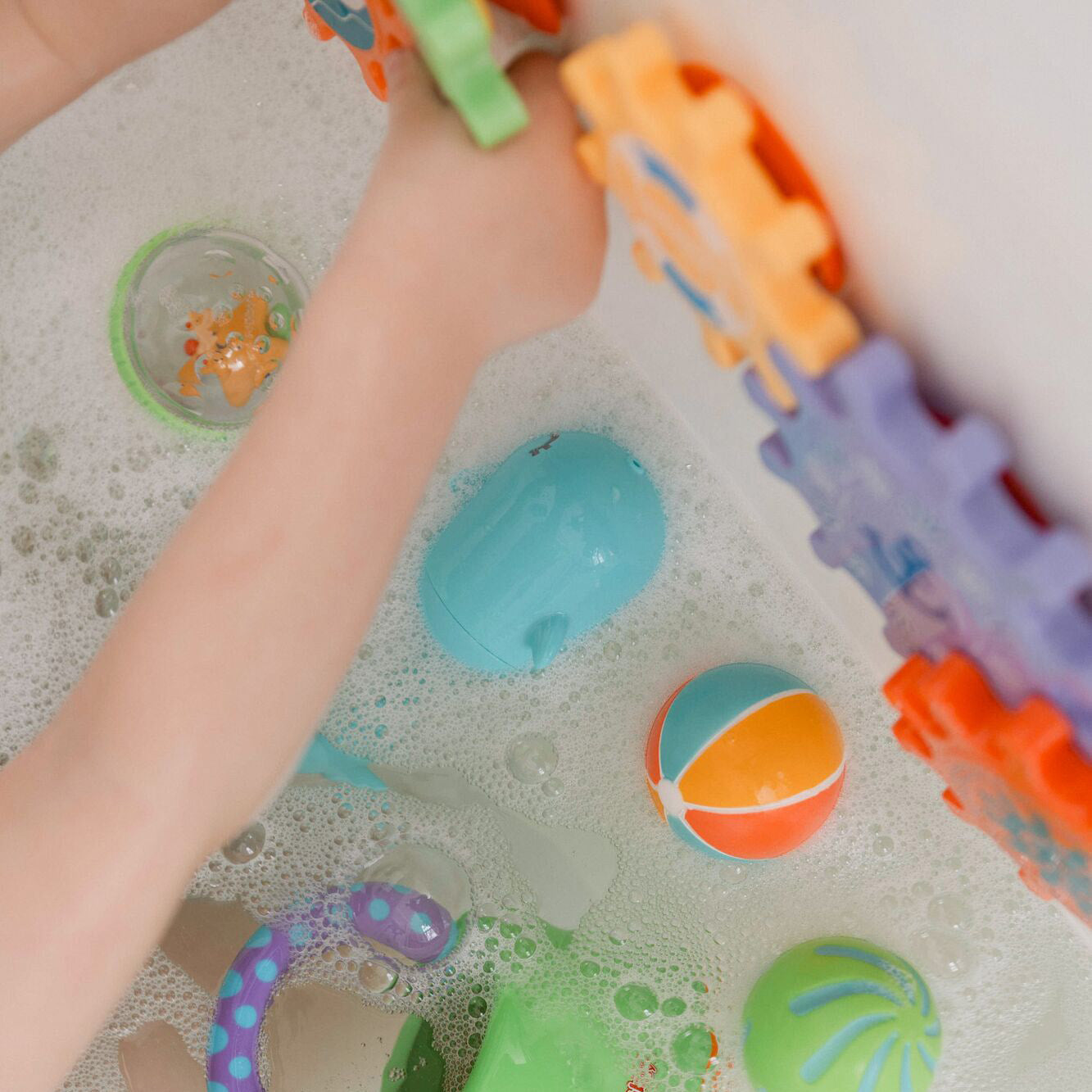 Dolphin squirter toy and other bath toys.