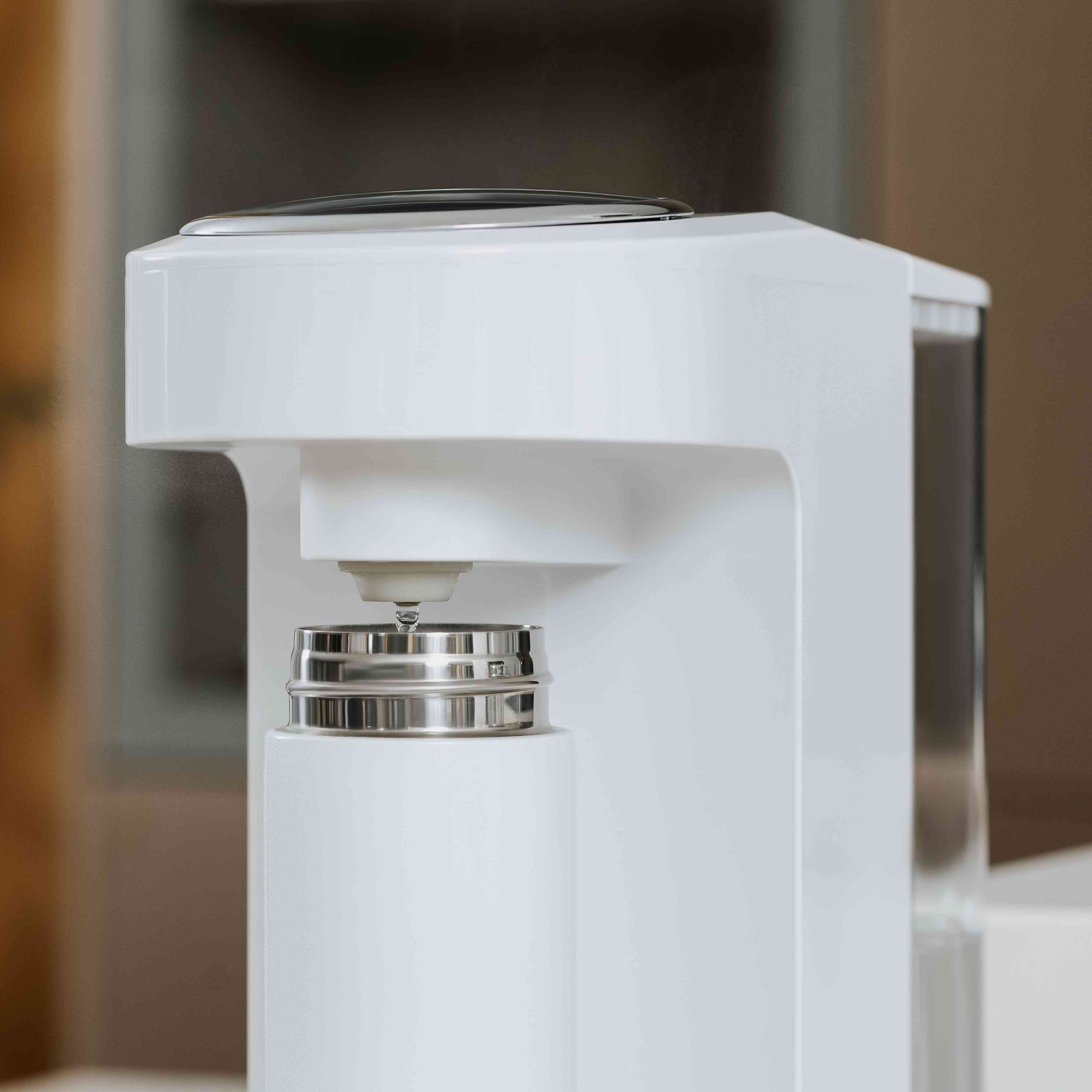 A close up of the RapidHot filling a RapidCool from Nuby.